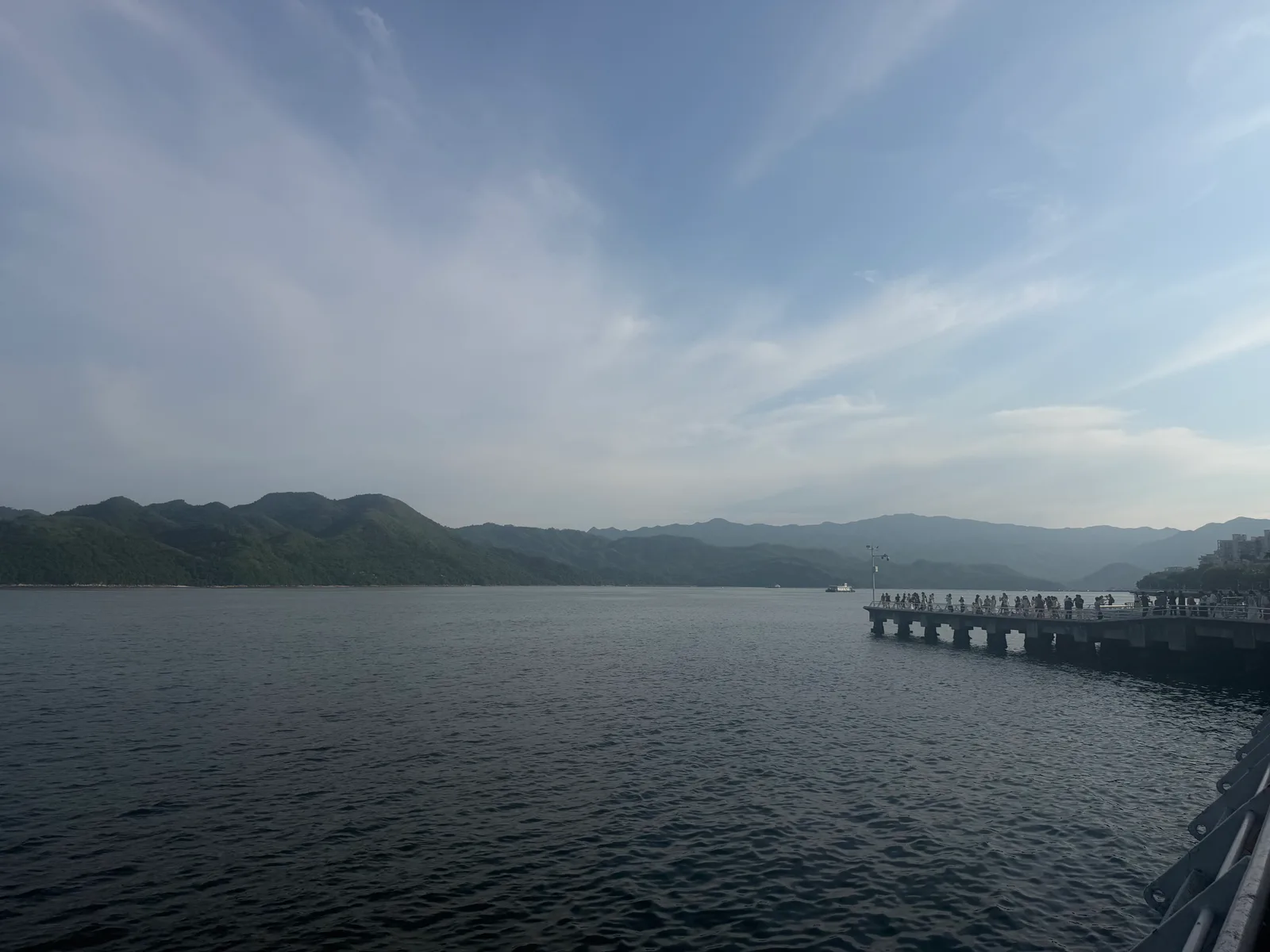 盐田海景公园的海面、远山与临海步道