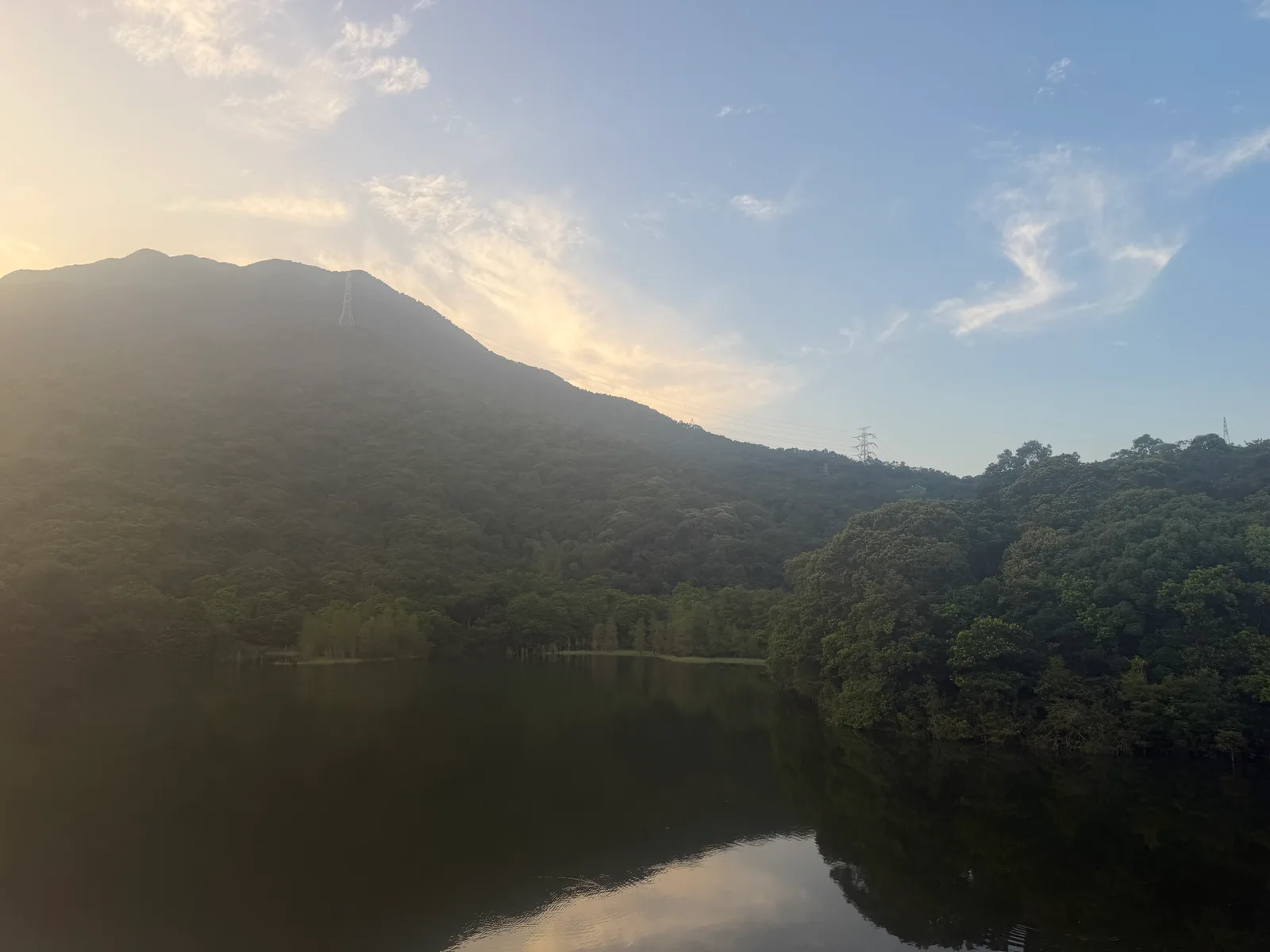 恩上水库傍晚的山林、水面与天空倒影
